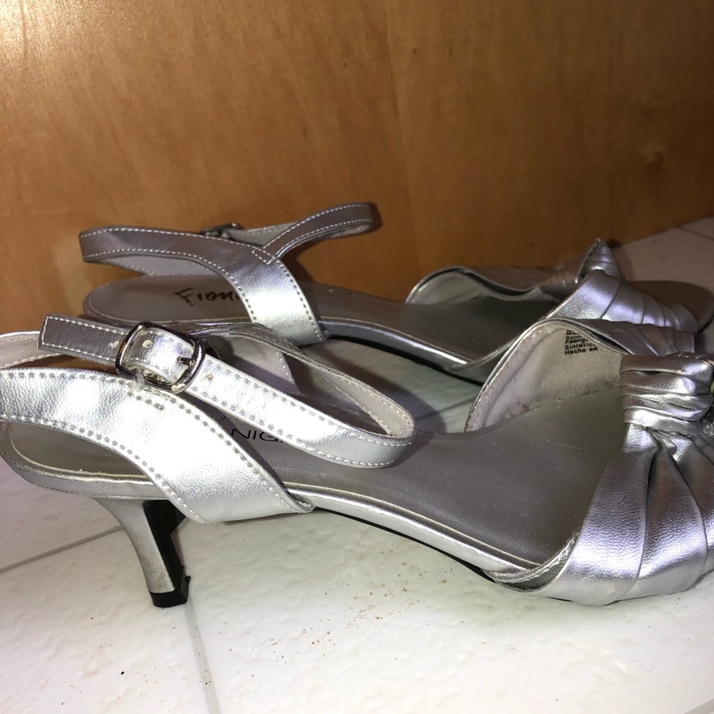 Silver Heels - Picture 8 of 8